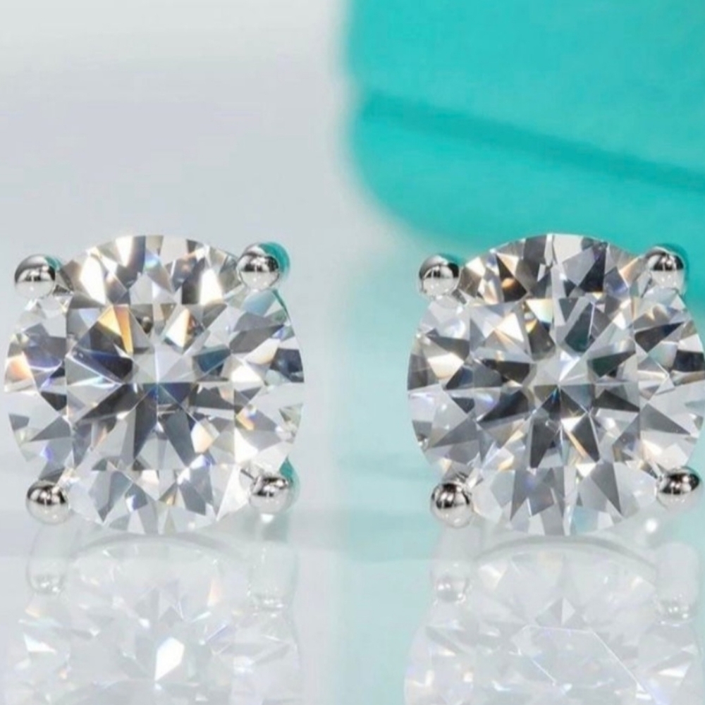 New 2ct Beautiful Moissanite stud earrings